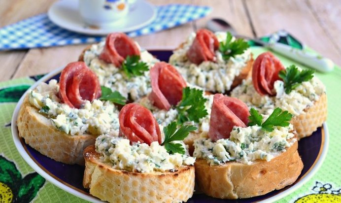 Бутерброды с маслом, плавленным сыром и колбасой