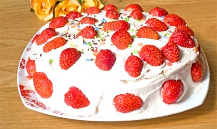 Торт с клубникой и пассифлорой