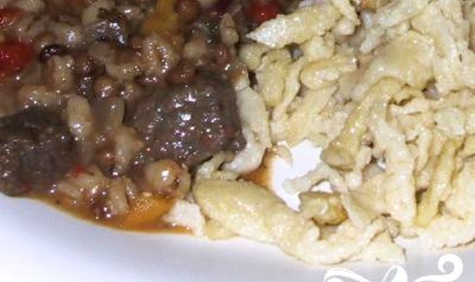 Жаркое из говядины с чечевицей и красным вином