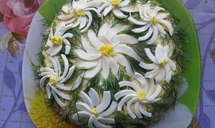 Мясной салат Ромашка с сыром и яйцом