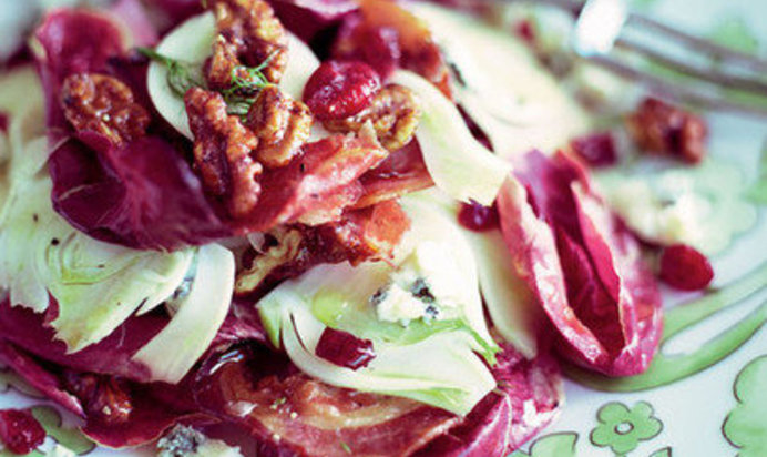 Салат из красного цикория, горгонзолы, фенхеля и грецких орехов в карамели