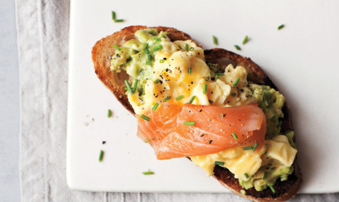 Тост с яйцами, авокадо и копченым лососем