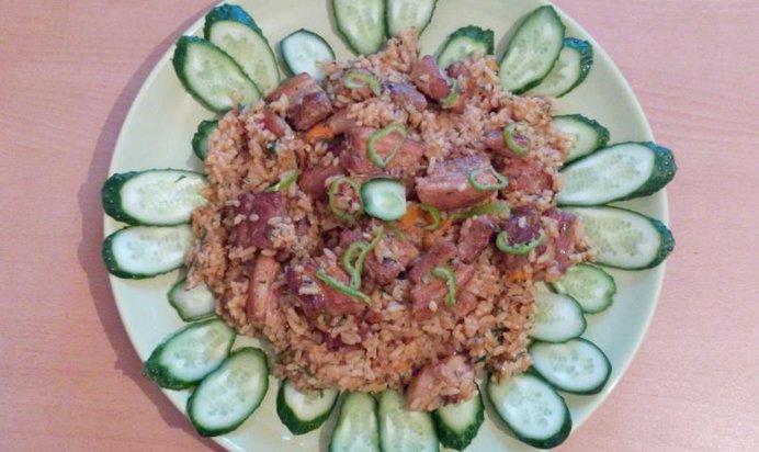 Плов из круглозерного риса со свиной грудинкой и овощами