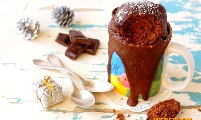 Кофейно-шоколадный кекс в кружке в микроволновке