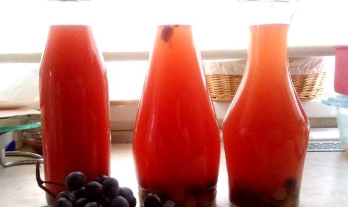 Компот из винограда с корицей