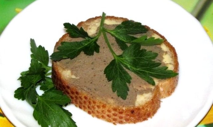 Бутерброды с паштетом из печени