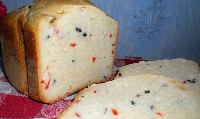 Хлеб с маслинами и красным перцем