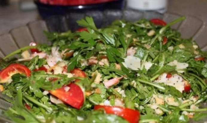 Салат с креветками, рукколой и пармезаном