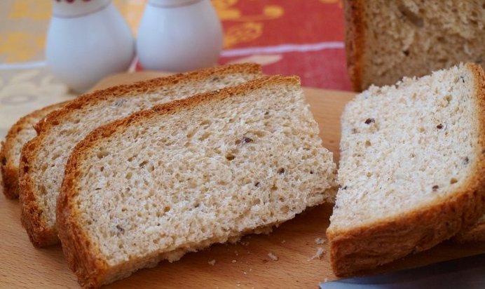 Хлеб с цельнозерновой мукой и семенами льна в хлебопечке