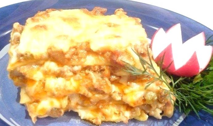 Лазанья с мясом, беконом и овощами под соусом бешамель