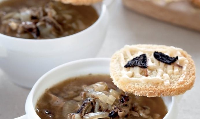 Луковый суп со сморчками и сырными гренками