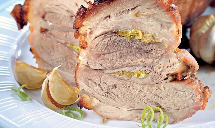 Свиной окорок с имбирем и запеченным чесноком