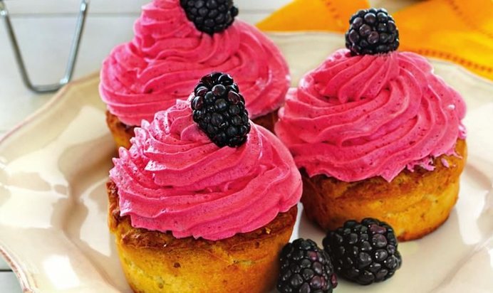 Лимонные кексы с ежевичным кремом