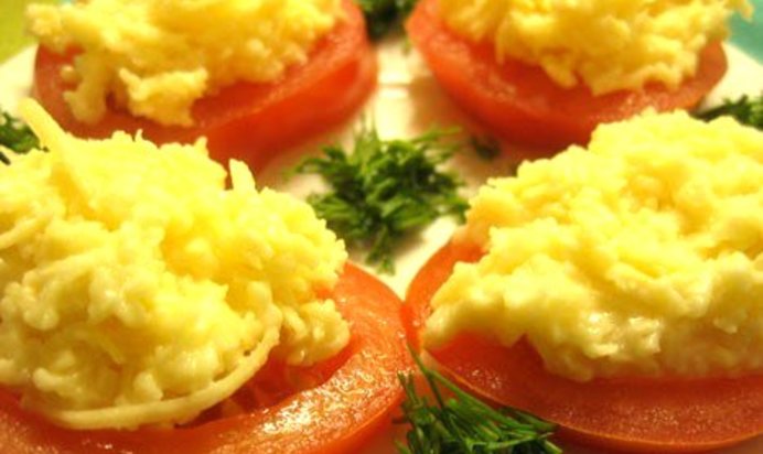 Бутерброды с помидорами и сырно-чесночным паштетом