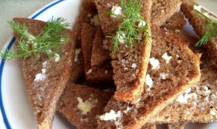 Чесночные гренки в духовке