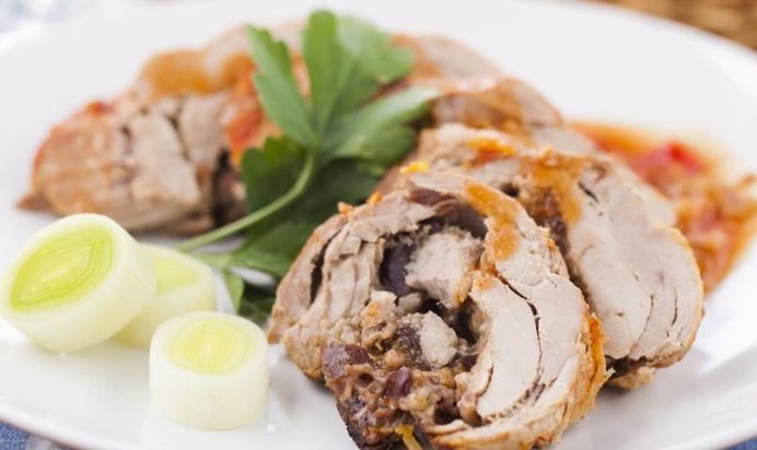 Свиное филе, фаршированное сливами в мультиварке