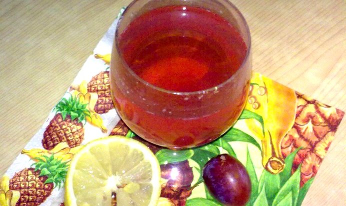 Бруснично-сливово-лимонный компот