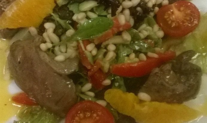 Теплый салат из печени кролика и авокадо с соусом маракуя