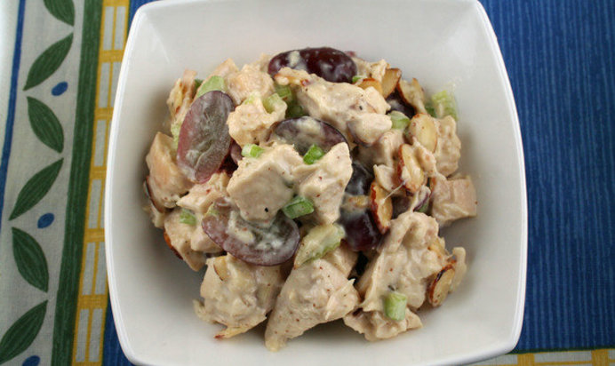 Салат с курицей и виноградом