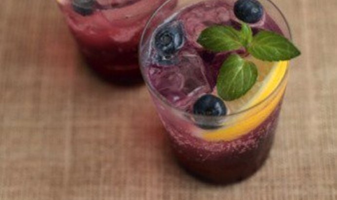 Напиток из черники и петрушки