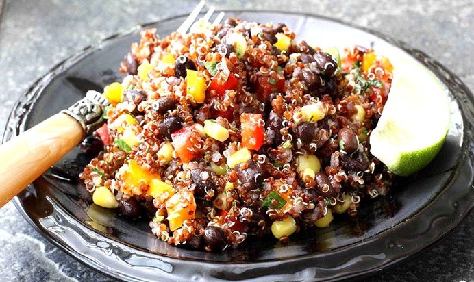 Салат с квиноа и фасолью