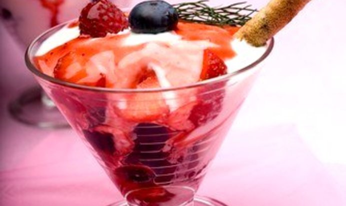 Салат из винограда с клюквой, клубникой и смородиной