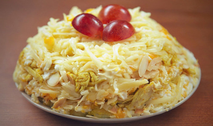 Салат с курицей и виноградом