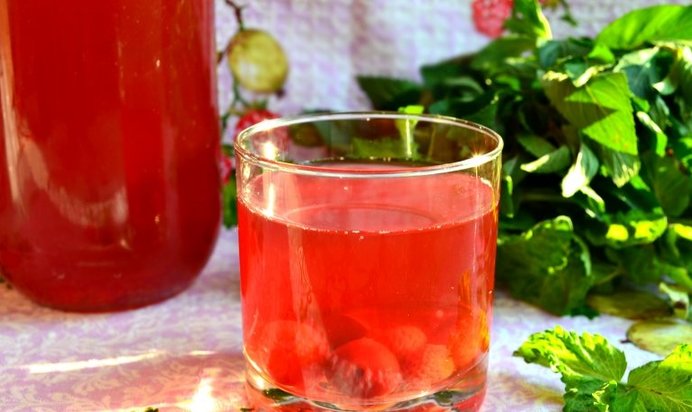 Компот из клубники и черешни с мятой