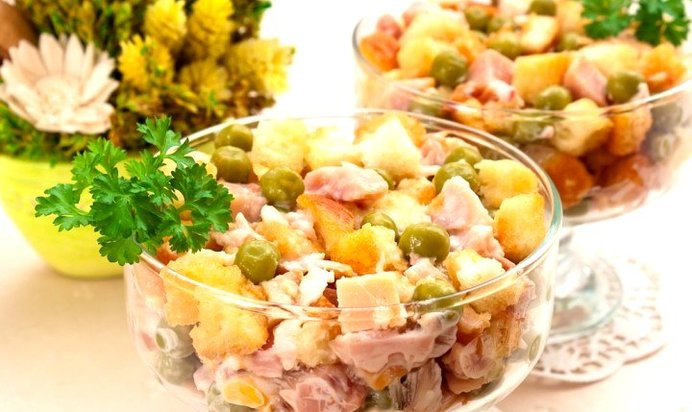 Салат с сухариками, горошком и копченым окорочком