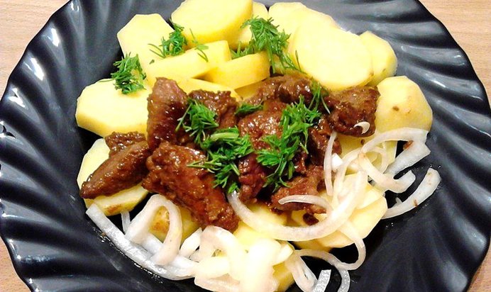 Вареный картофель со свиной печенью и луком