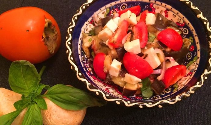 Салат-коктейль из куриного мяса с ананасами