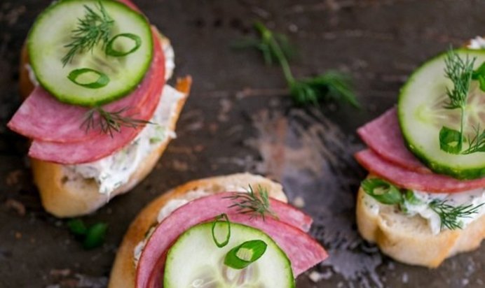 Гренки с колбасой