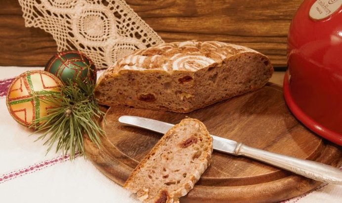 Домашний хлеб с вяленой вишней и грецкими орехами