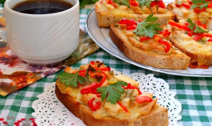 Горячие бутерброды с индейкой, сладким перцем и моцареллой