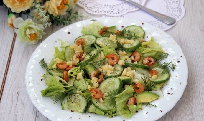 Зеленый салат с креветками и твердым сыром