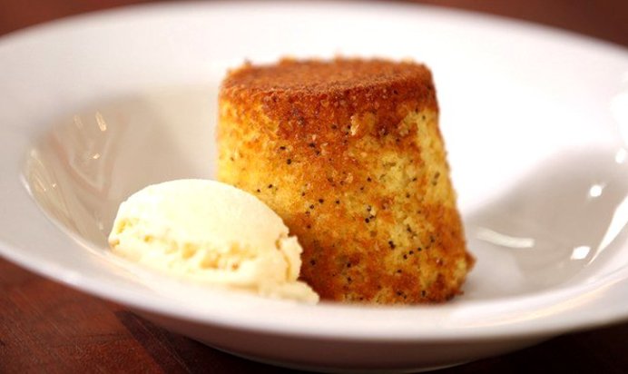 Апельсиновые кексы без муки с маком и ванильным мороженым