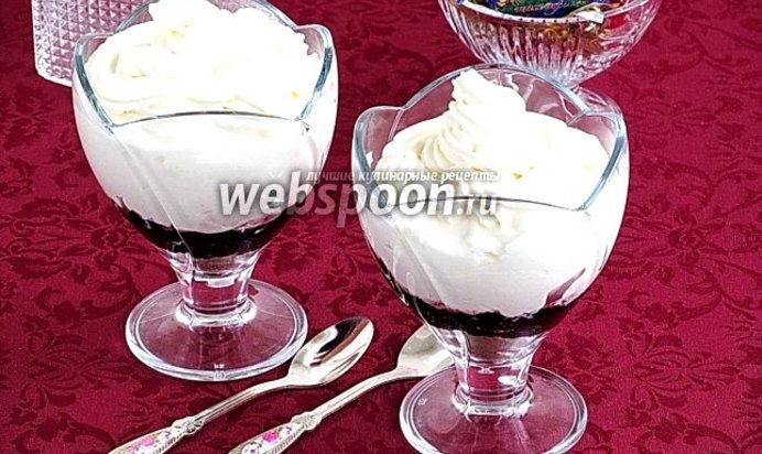 Десерт из сливок, тёртого хлеба и черничного варенья