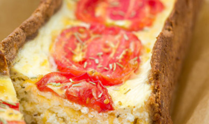 Творожный киш с сыром и помидорами