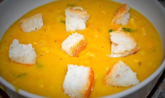 Горошница с овощами, копченостями и гренками