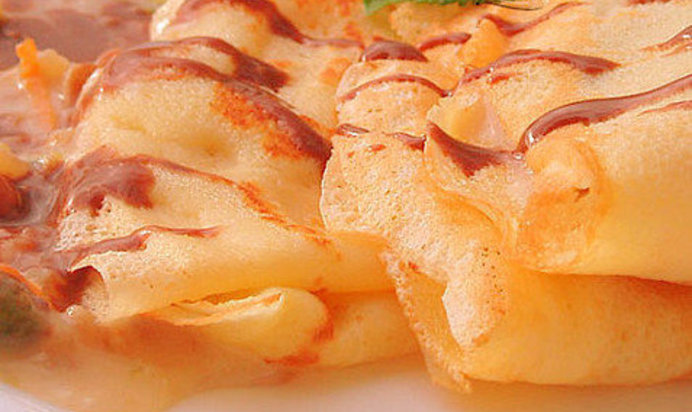 Блинчики с ореховой начинкой и шоколадным соусом