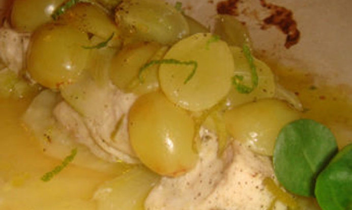 Куриная грудка, запеченная с фенхелем и виноградом в пергаменте