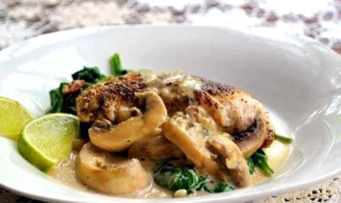 Линь, тушеный с вином и шампиньонами