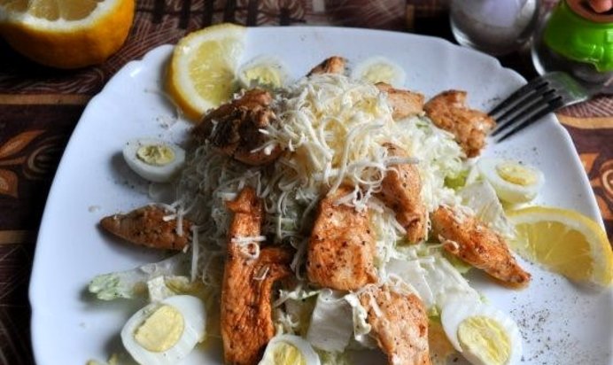 Салат с сулугуни и курицей