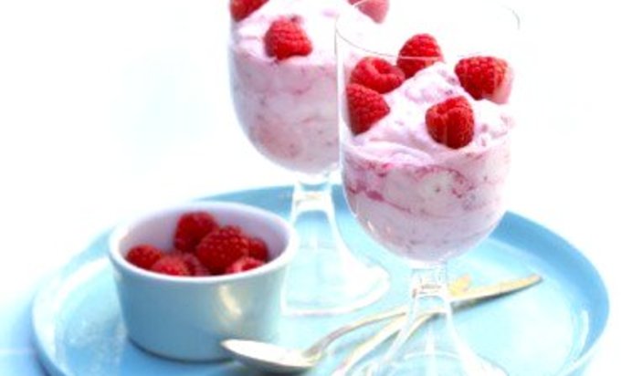 Английский крем с шоколадом, ликером «Франжелико» и свежей малиной