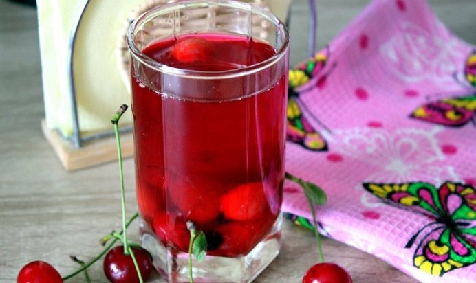 Ягодный компот с мятой