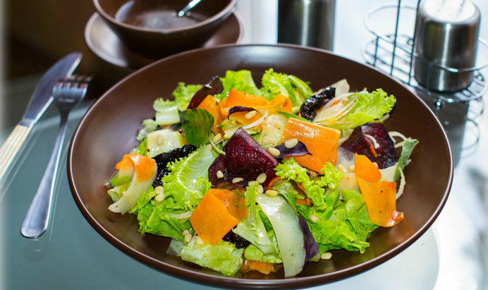 Салат с овощными чипсами и тыквой