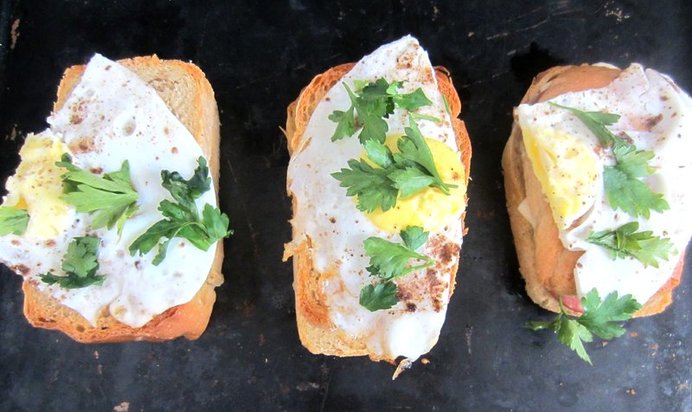 Горячие бутерброды с яичницей