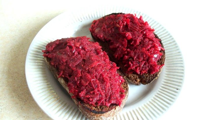 Бутерброд со свекольной икрой