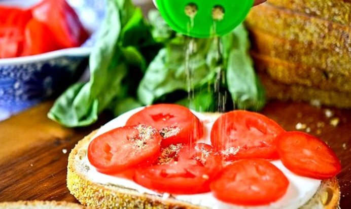 Бутерброды с помидорами и чесноком