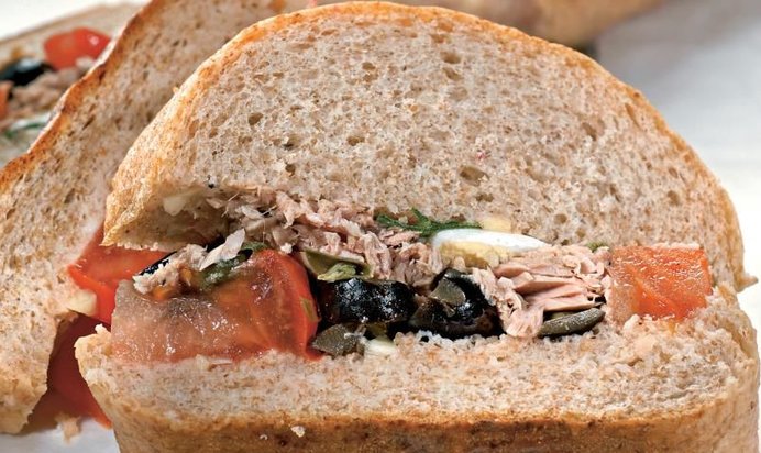 Закрытые бутерброды с салатом нисуаз